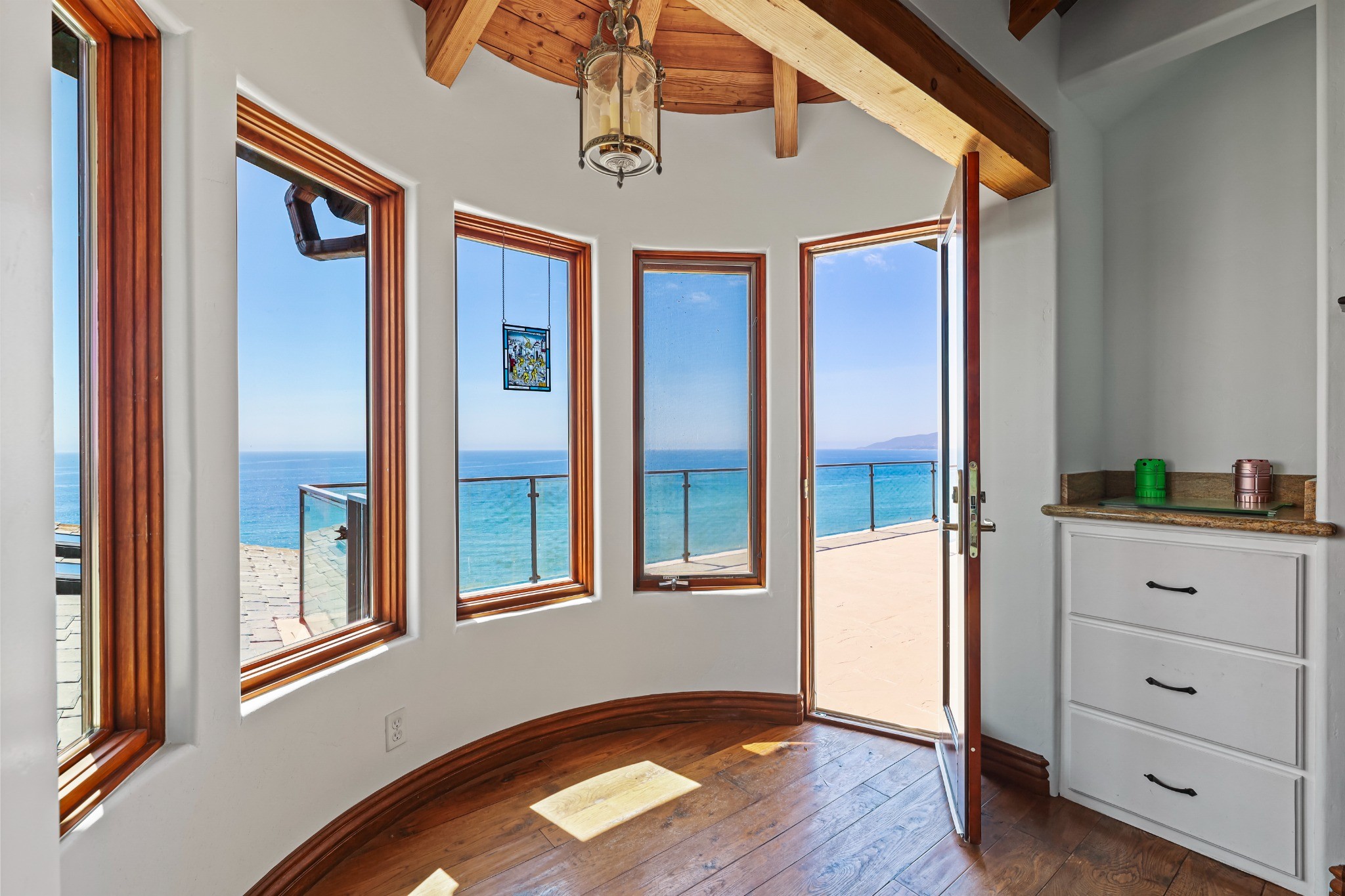 Ocean-view room with bay windows